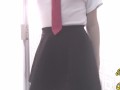 Colegiala se masturba en el baño de su casa