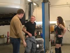 Deutsche Mutti in der Werkstatt geknallt