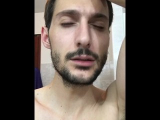 Beau mec prend son pied