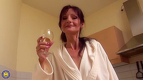 Hot Mature Mama Getting A Warm Creampie – Farah