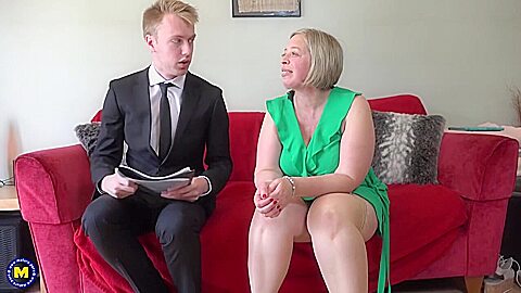 Shooting Star – British Curvy Cougar Doing Her Toyboy